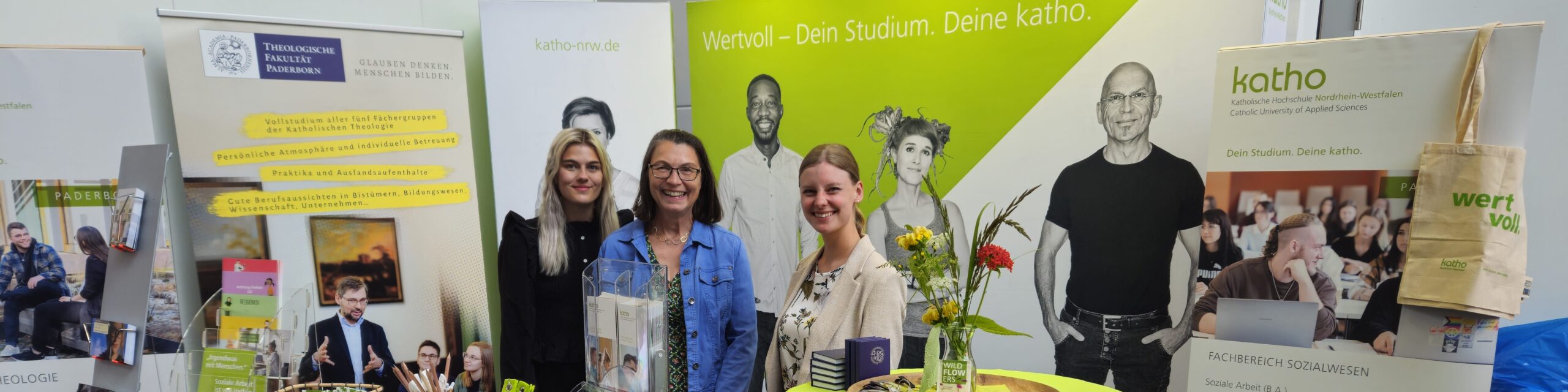 Drei Mitarbeiterinnen am Messestand der katho Paderborn