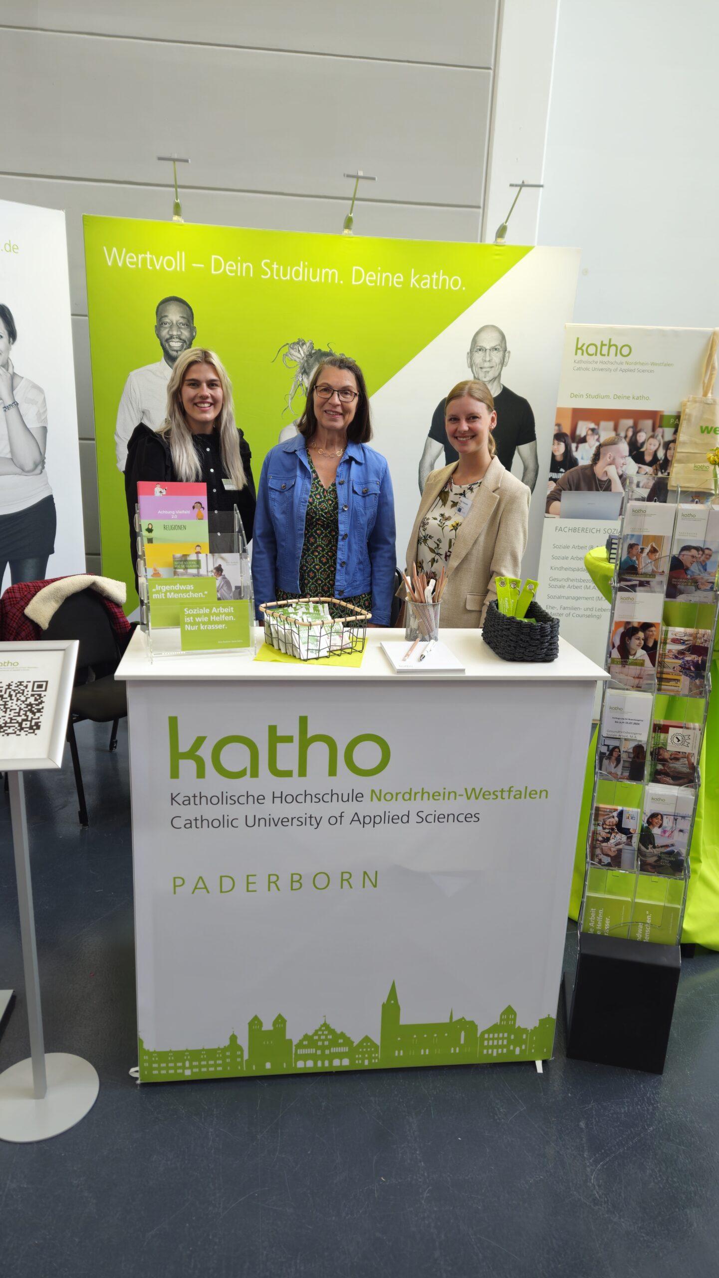 Drei Mitarbeiterinnen hinter dem Messe-Counter der katho